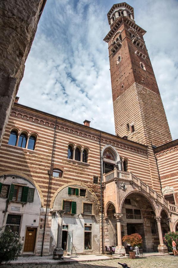 Aurelia Luxury - Piazza Delle Erbe Hotell Verona Exteriör bild