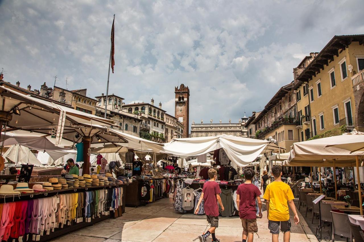 Aurelia Luxury - Piazza Delle Erbe Hotell Verona Exteriör bild