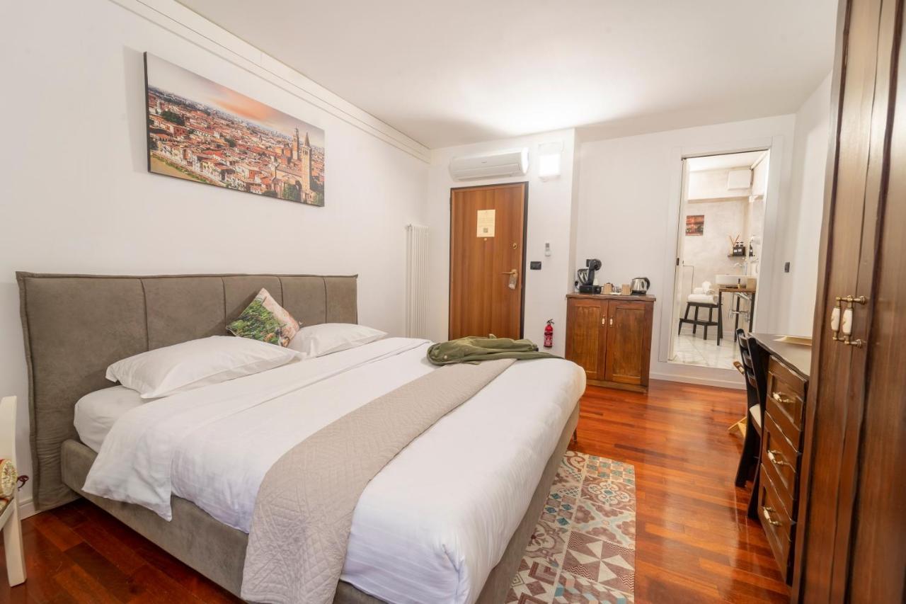 Aurelia Luxury - Piazza Delle Erbe Hotell Verona Exteriör bild